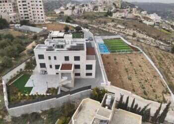 מגמה מדאיגה: בנייה פלסטינית לא חוקית של וילה ומגרש כדורגל בצמוד לציר ראשי