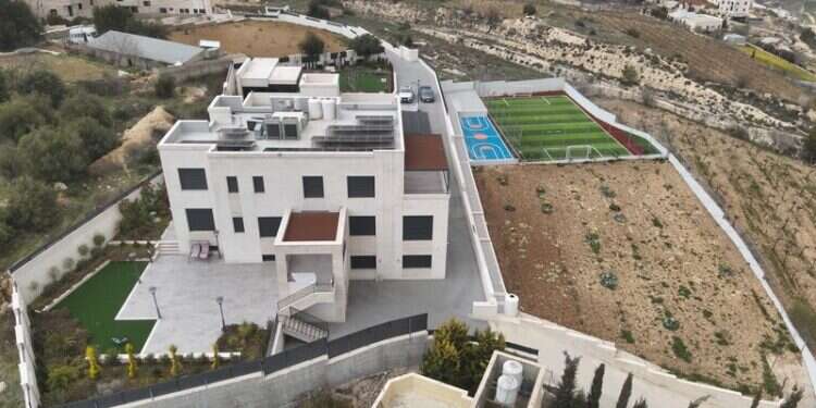 בנייה בלתי חוקית של וילה ומגרש כדורגל בסמוך לכביש 35, חוצה יהודה. צילום: רגבים מגמה מדאיגה: בנייה פלסטינית לא חוקית של וילה ומגרש כדורגל בצמוד לציר ראשי