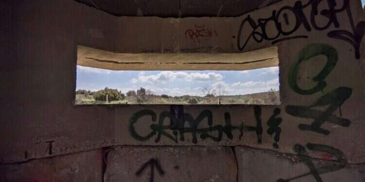 פתח בחומה המשקיף
אל לבנון. צילום: אליהו גליל פתח בחומה המשקיף אל לבנון. צילום: אליהו גליל