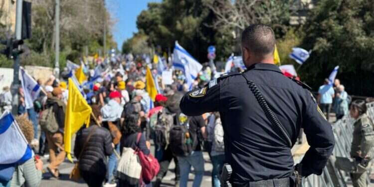 ההפגנה בירושלים, לקראת פיטוריו של רונן בר. קרדיט: משטרת ישראל ההפגנות בירושלים: חסימות כבישים והפרות סדר – המשטרה איננה