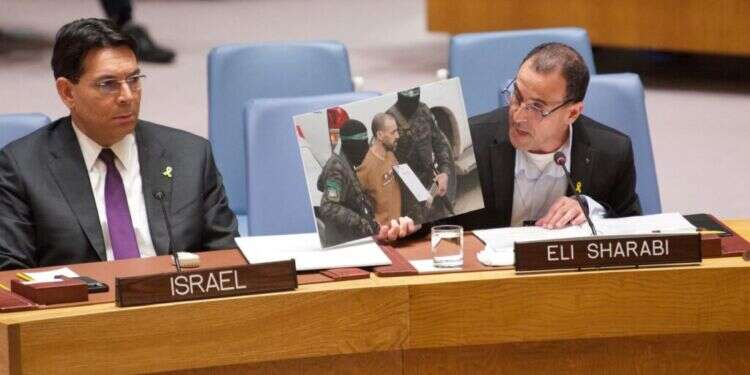 שורד השבי אלי שרעבי נואם בפני מועצת הביטחון של האו אלי שרעבי באו"ם: המחבלים אוכלים כמו מלכים – והחטופים גוועים