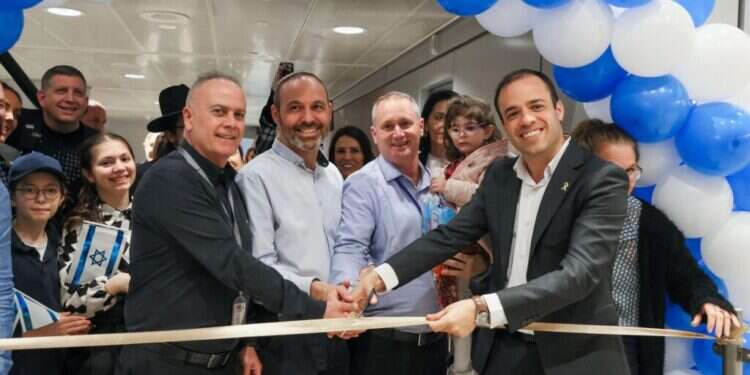 מנכ״ל משרד העלייה והקליטה, אביחי כהנא; סמנכ יחס VIP לעולים חדשים: מסלול מיוחד בנתב”ג