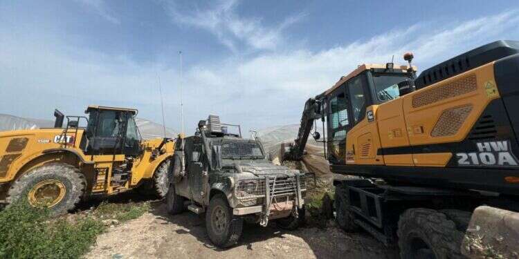כוחות צה "סיכון ביטחוני": פונתה בנייה פלסטינית לא חוקית ליד בת חפר