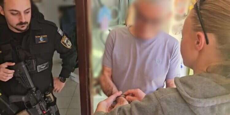 מעצר החשוד בביצוע מעשה מגונה בשוטרת מג הארכת מעצר למפגין שנחשד במעשה מגונה בשוטרת: בחיפוש בביתו נמצאו אמצעי לחימה