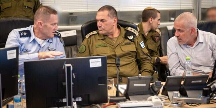 ראש המטה הכללי, רב-אלוף אייל זמיר, ראש שירות הביטחון הכללי, רונן בר ומפקד חיל האוויר, אלוף תומר בר, בבור חיל האוויר, מפקדים על התקיפות הלילה בעזה. דובר צה הלילה מהאוויר, בהמשך גם מהקרקע: חוזרים ללחימה בעזה