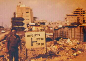 לטפל בעשרות אלפי תושבים, רובם מוסלמים שיעים. פרופ' יוסף דנה בעיר צור, 1982. צילום: באדיבות המצולם מאלבומו הפרטי