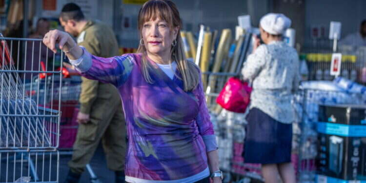 שרי רוט.
צילום: יוסי אלוני
“כואב לי לראות בחורים שלא עושים כלום עם עצמם. הם גם לא תורמים לעולם התורה"