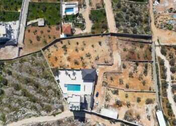 תצלום אוויר של וילות פלסטיניות לא חוקיות בשטחי C בסמוך לאלקנה. צילום: לירון מולדובן