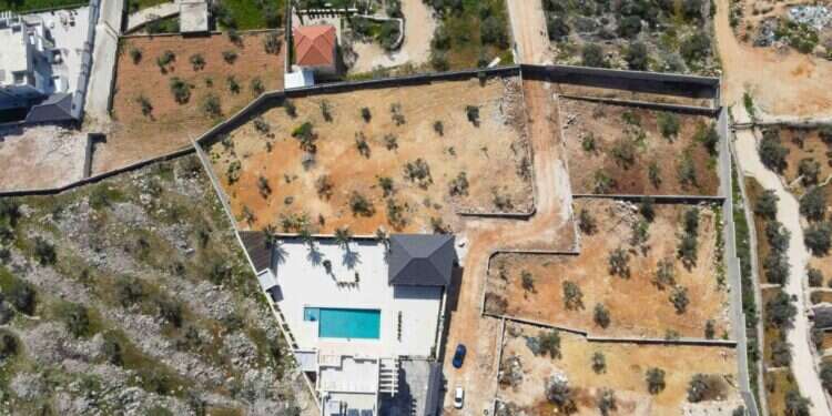 תצלום אוויר של וילות פלסטיניות לא חוקיות בשטחי C בסמוך לאלקנה. צילום: לירון מולדובן