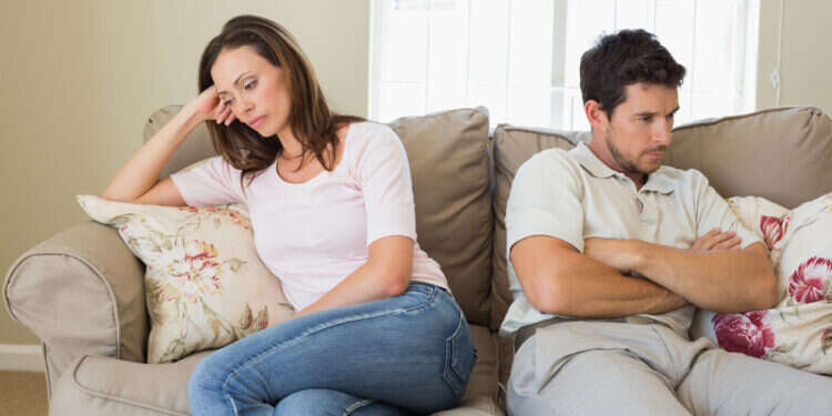 משבר בזוגיות. צילום: שאטרסטוק מחייכים כלפי חוץ ונעלמים מבפנים: הסכנה של ריצוי בזוגיות