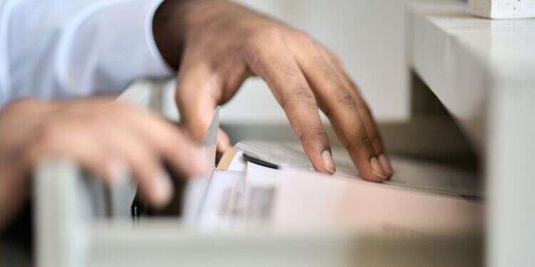 מסמכים חסויים. צילום: שאטרסטוק לראשונה בעולם: המדינה שתשתמש בבינה מלאכותית לכתיבת חוקים