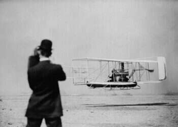 הקרדיט בזכות הוליווד? וילבור רייט ממריא לטיסה מעל נמל ניו־יורק, ספטמבר 1909. צילום: שאטרסטוק