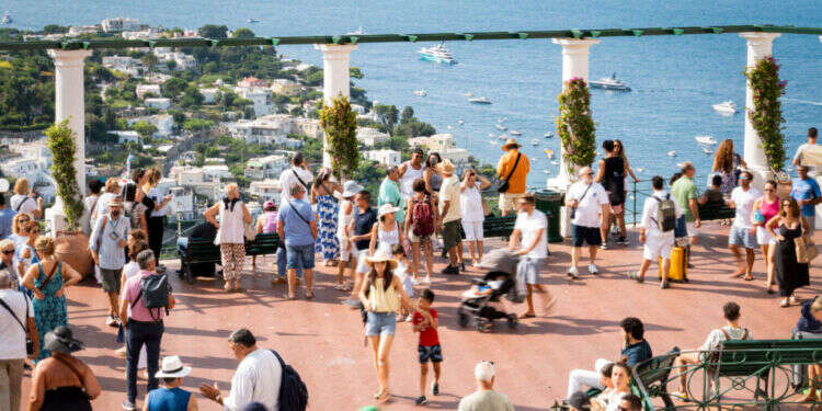 האי קאפרי באיטליה. צילום: Massimo Siragusa/Agence VU/For The Washington Post שירותים, קטשופ וחוף הים: 11 האיסורים המוזרים ביותר בעולם