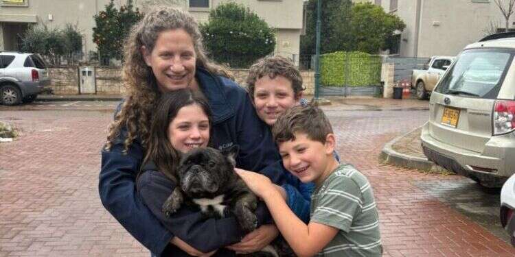 אלה חיימי עם ילדיה