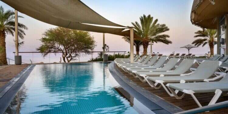 בריכה חיצונית וולנספא סינרגיה - מלון עין גדי. צילום: איה בן עזרי הדקה ה-90: לאן נצא לחופשה בפסח?