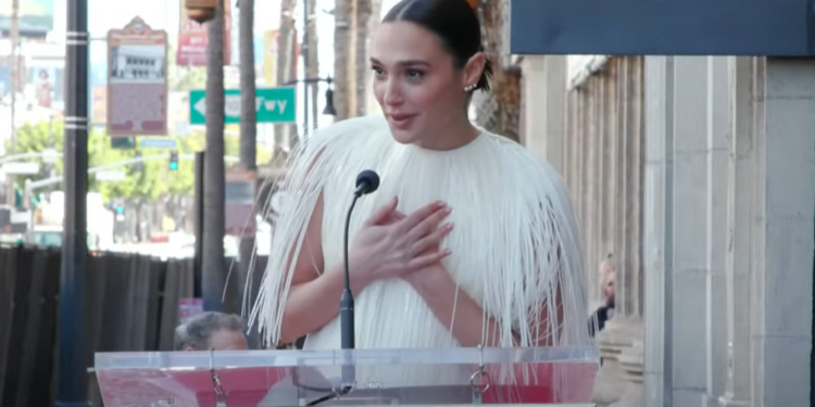 גל גדות מקבלת כוכב בהוליווד. צילום מסך מתוך היוטיוב