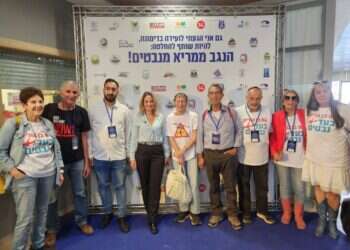 פעילי מטה המאבק להקמת שדה תעופה בנבטים, השבוע בוועידה. צילום: מטה התושבים, הנגב ממריא מנבטים