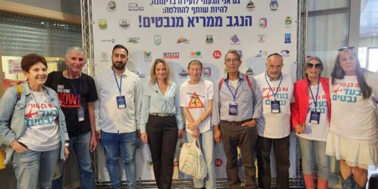 פעילי מטה המאבק להקמת שדה תעופה בנבטים, השבוע בוועידה. צילום: מטה התושבים, הנגב ממריא מנבטים