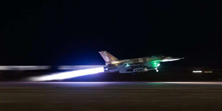 מטוס קרב של חיל האוויר מתכונן לתקיפה ברצועת עזה. צילום: דובר צהל