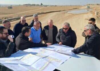 אנשי רשות הבדואים בסיור בנגב, לפני כשבועיים. בחולצה כחולה: יובל תורג'מן. צילום: רשות הבדואים