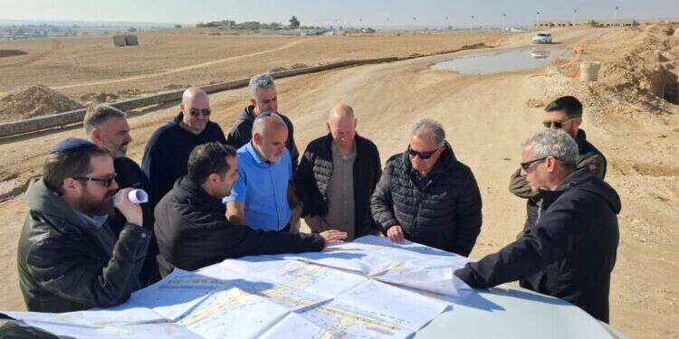 אנשי רשות הבדואים בסיור בנגב, לפני כשבועיים. בחולצה כחולה: יובל תורג'מן. צילום: רשות הבדואים