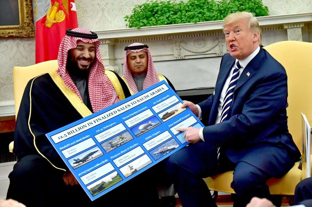 נשיא ארה נשיא ארה"ב דונלד טראמפ מציג את עסקת הנשק עם ערב הסעודית, כשלצידו יורש העצר מוחמד בן־סלמן, 2018. צילום: EPA