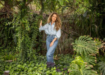 אפרת בוימולד. צילום: אבישג שאר ישוב, איפור: אילנה פיצחדזה, שיער: ליאור גרין ל״יולי גרופ״, סטיילינג: מיטל ברונר, חולצה: מיכל שופ, מכנסיים: עמנואל