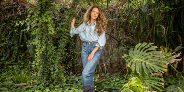 אפרת בוימולד. צילום: אבישג שאר ישוב, איפור: אילנה פיצחדזה, שיער: ליאור גרין ל״יולי גרופ״, סטיילינג: מיטל ברונר, חולצה: מיכל שופ, מכנסיים: עמנואל