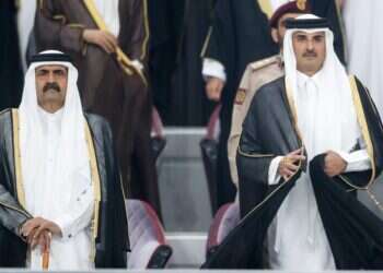 שליט קטאר תמים בן חמד (מימין) ואביו. צילום: EPA