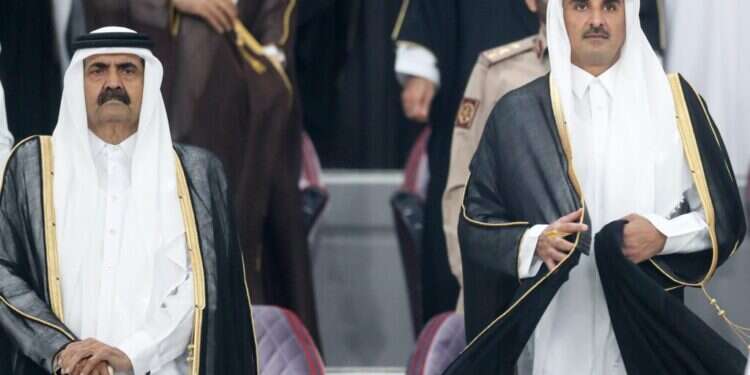 שליט קטאר תמים בן חמד (מימין) ואביו. צילום: EPA שליט קטאר תמים בן חמד (מימין) ואביו. צילום: EPA