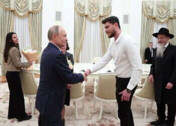 פוטין פגש את שורד השבי סשה טרופנוב – והודה לחמאס