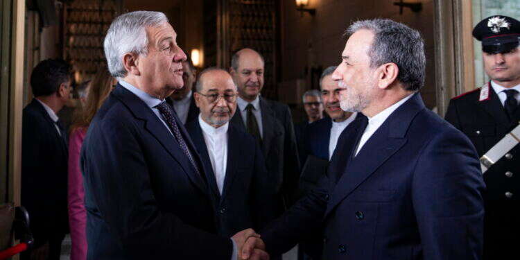 שר החוץ האיראני עבאס עראקצ'י נפגש עם סגן ראש הממשלה האיטלקי אנטוניו טז'אני, כחלק משיחות הגרעין ברומא. צילום: EPA דאגה בירושלים: ארה"ב ואיראן ממשיכות בשיחות הגרעין – "בדרג טכני"