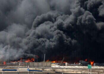 השריפה בנמל באיראן. צילום: EPA יומיים אחרי הפיצוץ: הכבאים באיראן עדיין נלחמים בלהבות