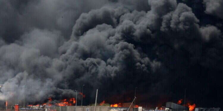 יומיים אחרי הפיצוץ: הכבאים באיראן עדיין נלחמים בלהבות