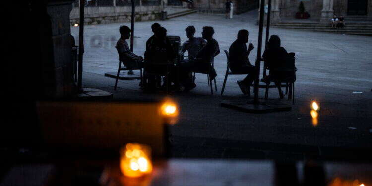 הפסקת חשמל בספרד, צילום: EPA/BRAIS LORENZO הפסקת חשמל בספרד, צילום: EPA/BRAIS LORENZO