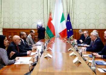 פגישת שרי החוץ של איטליה ועומאן במסגרת השיחות העקיפות בין ארה"ב לאיראן, בשבוע שעבר. צילום: EPA