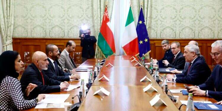 פגישת שרי החוץ של איטליה ועומאן במסגרת השיחות העקיפות בין ארה פגישת שרי החוץ של איטליה ועומאן במסגרת השיחות העקיפות בין ארה"ב לאיראן, בשבוע שעבר. צילום: EPA