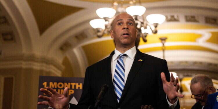 הסנאטור בוקר נואם. צילום: AFP סנאטור אמריקני שבר שיא עם נאום שנמשך יותר מיממה