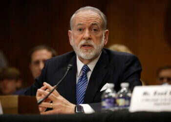 עם פתק מטראמפ: שגריר ארה"ב מייק האקבי נחת בישראל