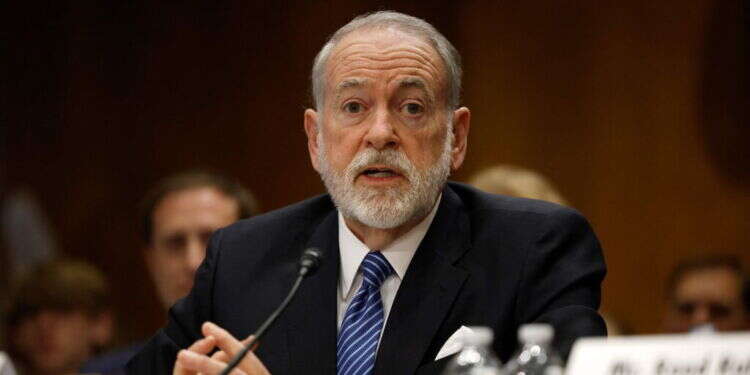 שגריר ארה עם פתק מטראמפ: שגריר ארה"ב מייק האקבי נחת בישראל