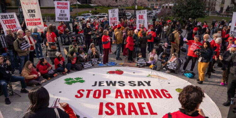 יהודים שונאי ישראל בהפגנה אנטי-ישראלית בניו יורק. צילום: AFP חוץ מהאורתודוקסים: רבים מיהודי ארה"ב מתייצבים לצד תומכי חמאס