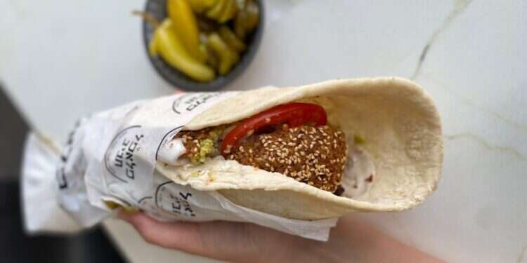 צילום: ג'ו ונאוה בבית הכרם מצאנו פלאפל ששווה לאכול לא פחות ולא יותר מפעם אחת