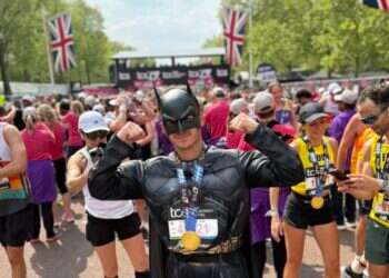 באטמן במרתון לונדון: משתתפים רצו למען החטופים – ומשפחת ביבס