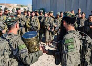 חיילי נצח יהודה בהכנסת ספר תורה במעבר ארז, יולי 2024. צילום: חיים טויטו, נצח יהודה