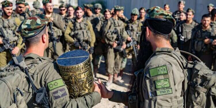 חיילי נצח יהודה בהכנסת ספר תורה במעבר ארז, יולי 2024. צילום: חיים טויטו, נצח יהודה חיילי נצח יהודה בהכנסת ספר תורה במעבר ארז, יולי 2024. צילום: חיים טויטו, נצח יהודה