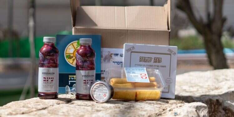 מארזי מזון לפסח. צילום: דובר צה צה"ל נערך לפסח: מעל 100 טון מצות ו-80 אלף הגדות