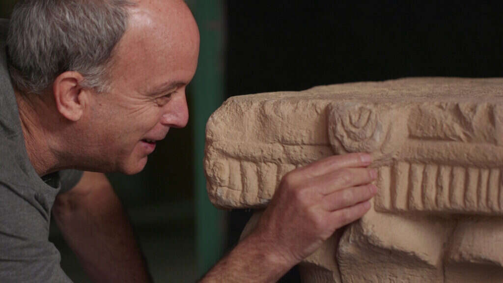 דר עוזי עד מנהל החפירה עם כותרת האבן הנדירה צילום: אמיל אלגם, רשות העתיקות