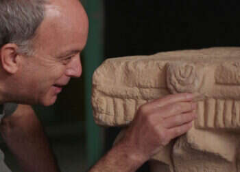 דר עוזי עד מנהל החפירה עם כותרת האבן הנדירה צילום: אמיל אלגם, רשות העתיקות לכבוד אירועי העצמאות: כותרת עמוד נדירה בת 1500 שנה תיחשף לציבור