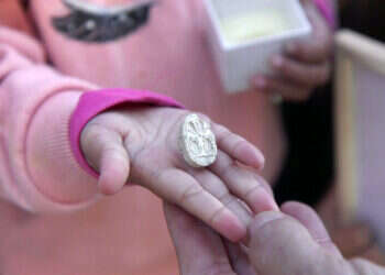 סמל להתגלמות האל הבורא: ילדה בת 3.5 גילתה חותם קדוש בן כ-3,800