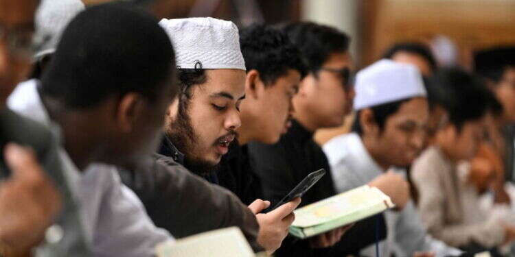 נערים מוסלמים - אילוסטרציה, צילום: Ahmed HASAN / AFP נערים מוסלמים - אילוסטרציה, צילום: Ahmed HASAN / AFP